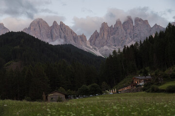 Paisaje en 4K de alta definición de picos montañosos. Dolomitas.