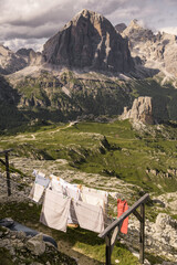Paisaje en 4K de alta definición de naturaleza de alta montaña con ropa tendida en primer plano. 