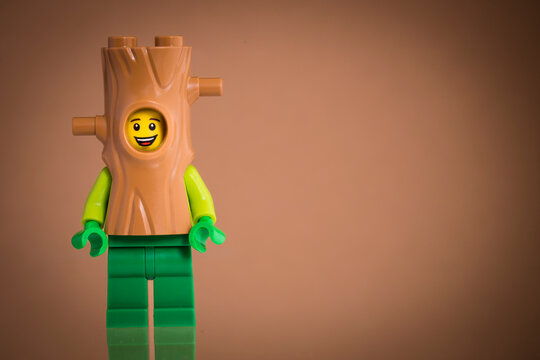 Dortmund - Deutschland 4. Oktober 2023 Lego Minifigur  lachender Baum