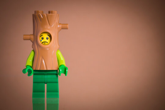 Dortmund - Deutschland 4. Oktober 2023 Lego Minifigur trauriger Baum
