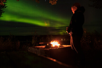 Polarlichter und lagerfeuer