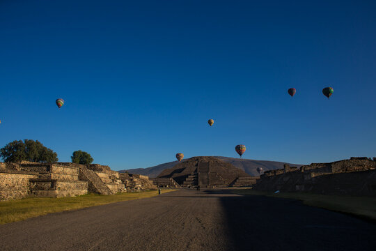 pir&aacute;mides y globos