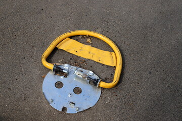 A row of pillars along the road for the safe passage of pedestrians along the sidewalk.