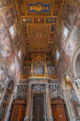 Intérieur de la Basilique Saint-Jean-de-Latran à Rome, Italie.	