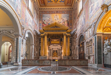 Intérieur de la Basilique Saint-Jean-de-Latran à Rome, Italie.	 - obrazy, fototapety, plakaty