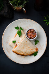 Flatbread with stuffing, cheese sauce and ham with fresh vegetable salad.