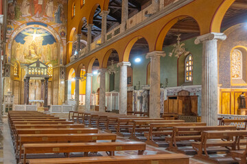 Obraz premium Intérieur de l'Église d'Argentine Santa Maria Addolorata sur la place de Buenos Aires, à Rome, Italie. 