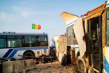 des bus urbains à l'état d'épave sur le rivage dans un quartier populaire e la ville de Dakar au Sénégal en Afrique - obrazy, fototapety, plakaty