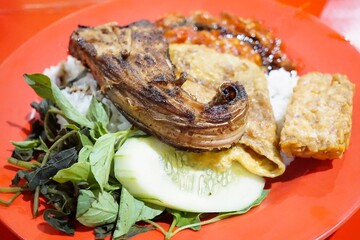 Sego Sambel Surabaya Iwak Pe is a legendary culinary dish originating from the city of Surabaya,