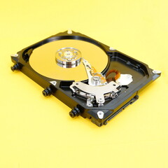 Anti-vibration screws for a 3.5-inch hard drive in a PC case, with a rubberized bolt with damper washers to reduce HDD noise and vibration, open the hard drive cover