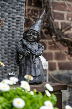 Die Zwerge von Hitzacker, Bronzezwerg Hitzacker (Elbe), Landkreis L&uuml;chow-Dannenberg in Niedersachsen, Deutschland	
