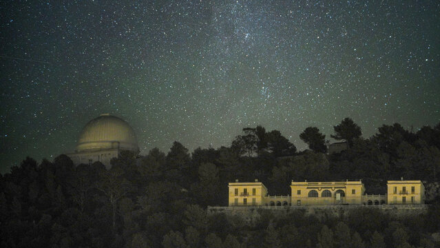 Ciel &eacute;toil&eacute; avec la voie lact&eacute;e sur la coupole de l'observatoire Nice C&ocirc;te d'Azur