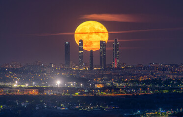 Luna llena tras el skyline de Madrid - obrazy, fototapety, plakaty