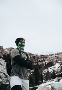 Chico adulto con gorro observando monta&ntilde;a nevada en Dolomitas Italia.