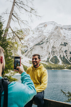 Chico tomando fotos a un amigo en los Alpes italianos, Dolomitas 