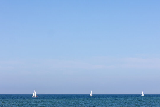 Weites Meer mit Segelschiffen