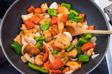 Wok con pollo y verduras