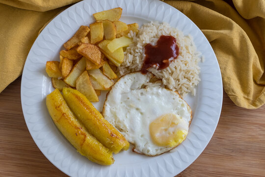 Arroz a la cubana con pl&aacute;tanos fritos