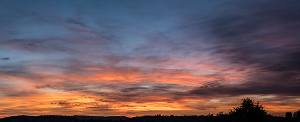 Allassac (Corrèze, France) - L'embrasement du ciel au coucher du soleil - 657329576