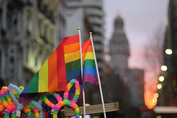 bandeiras símbolo do movimento lgbt em dia de parada do orgulho gay ou marcha pela diversidade. - obrazy, fototapety, plakaty