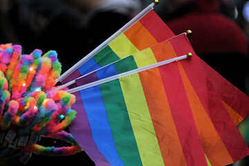 bandeiras símbolo do movimento lgbt, em dia de parada gay ou marcha pela diversidade - obrazy, fototapety, plakaty