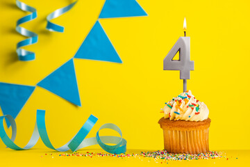 Birthday candle number 4 with cupcake - Yellow background with blue pennants