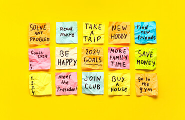 Sticky notes with different goals for 2024 on yellow background