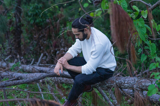 Hombre De Cabello Largo Con Paisaje Montañoso De Fonso Y Sueter Blanco