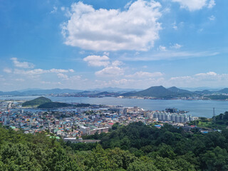 Fototapeta na wymiar This is an aerial shot of downtown Mokpo, with the sea visible in the distance.