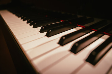 ステージのアコースティックピアノ