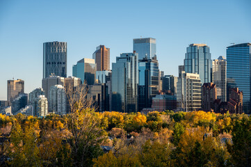 Obraz premium View of Calgary's modern skyline on a beautiful autumn evening.