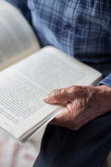 Adulto mayor de tercera edad leyendo libro 