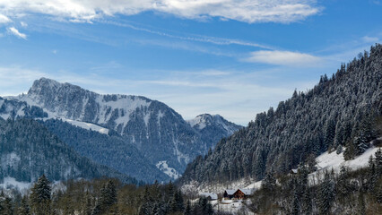 Fototapeta na wymiar Paysage de montagne en Suisse par une journée ensoleillée