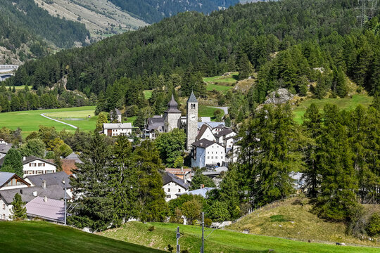 Susch, Dorf, Bergdorf, Turm, Kirche, Inn, Fluss, Engadin, Unterengadin, Fl&uuml;elapass, Alpen, Alpenpass, Passstrasse, Graub&uuml;nden, Sommer, Herbst, Schweiz