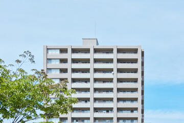 マンションと青空　apartment
