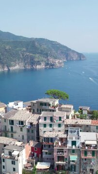 Les Cinque Terre se composent d'une rang&eacute;e de villages (Monterosso, Vernazza, Corniglia, Manarola et Riomaggiore) pluricentenaires situ&eacute;s sur le littoral accident&eacute; de la Riviera italienne.