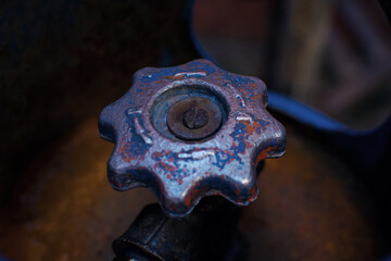 Llave tanque de gas antigua oxidada