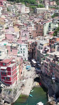 Les Cinque Terre se composent d'une rang&eacute;e de villages (Monterosso, Vernazza, Corniglia, Manarola et Riomaggiore) pluricentenaires situ&eacute;s sur le littoral accident&eacute; de la Riviera italienne.