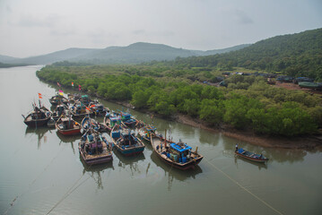 Obraz premium Fishing boats in creek at Anjarle, Dapoli, Ratnagiri, India