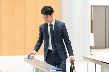 Fototapeta premium 通勤するビジネスマン・ゲート