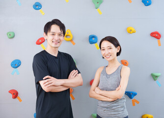 Fototapeta premium ボルダリングをする男女
