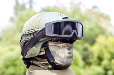 Army kevlar helmet to protect the head with protective goggles