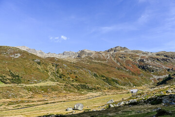 Naklejka premium Flüela, Flüelapass, Alpen, Passhöhe, Passstrasse, Bergstrasse, Steinschlag, Felsen, Wanderweg, Graubünden, Herbst, Herbstfarben, Davos, Susch, Schweiz
