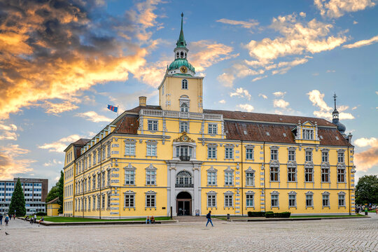 Oldenburg, Innenstadt Schlo&szlig;platz mit Landesmuseum