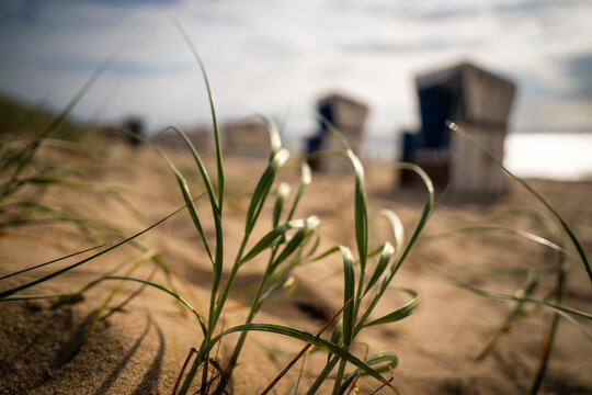 Plage d&eacute;serte &agrave; l'ouest de l'&icirc;le de Sylt avec ces cabane de plage typique et les gardes plage en septembre.