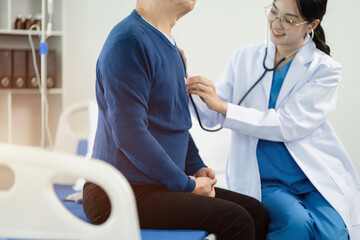 Obraz premium Doctor uses a stethoscope listen to the heart rate for the patient to lie in the patient’s bed. Medical concept. Health check.