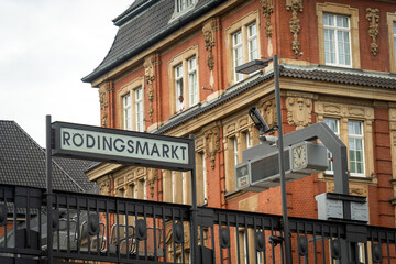 Arrêt de métro RodingsMarkt au centre d'Hambourg en Allemagne