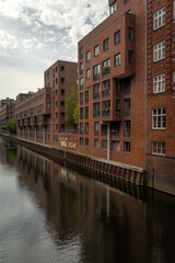 Fototapeta na wymiar Bâtiments en brique rouge au bord d'un canal à Hambourg