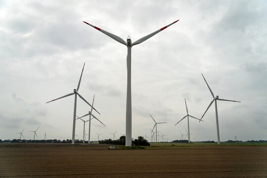 Champ d'éoliennes dans le nord de l'Allemagne