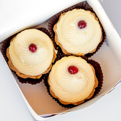 Cupcakes (mini tarts) with cream in an paper box